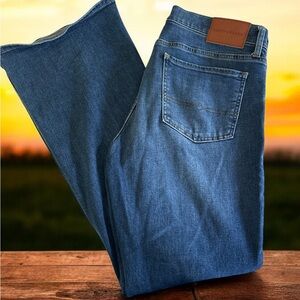 Lucky Brand Mid-rise sweet flare. Zip/one button 12/31R
